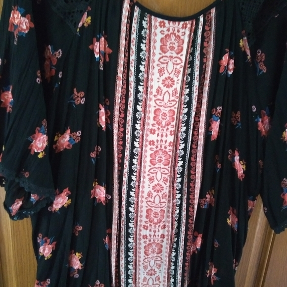 NWOT cold shoulder floral boho top - Picture 9 of 10